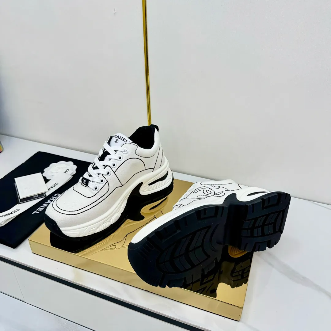 👟👟Ex-factory price 680👟👟 Upgraded version, upgraded version, upgraded version! No rebuttal accepted! ! ! ! Chanel Chanel panda shoes! 2025 counter's top casual sports shoes. This classic design; the upper is electro-embroidered with a variety of techniques; the outsole is fashionable and sporty; the unusual inclusion of a variety of color matching elements... The diversified mix and match is very good-looking and versatile, and can be used for leisure, fashion, sports, and outdoor... ꫛꫀꪝ Go➫ Materials: ❶Upper made of: original imported first-layer silk cowhide + original waterproof cloth + original first-layer cowhide ❷Inner lining: Original Yangli+Net ❸Outsole based on: Original TPU combination outsole Counter boutique packaging complete set for women 35–41 👉 👉 👉 👉